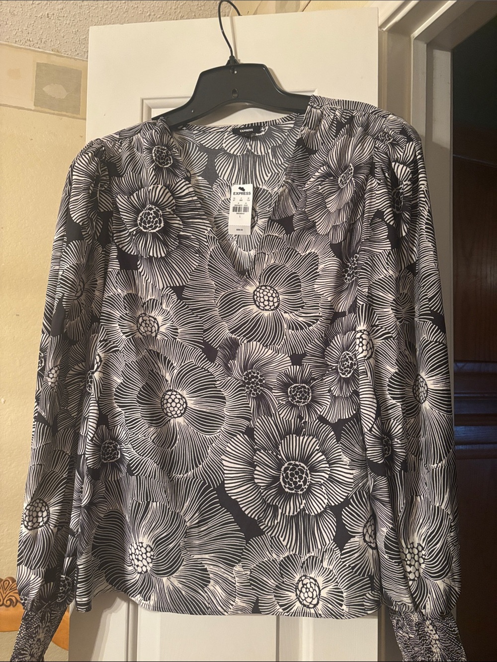 Express Black & White Floral V-Neck Long Sleeve Blouse